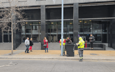 Instalación de nuevos basureros para un barrio más limpio y ordenado.