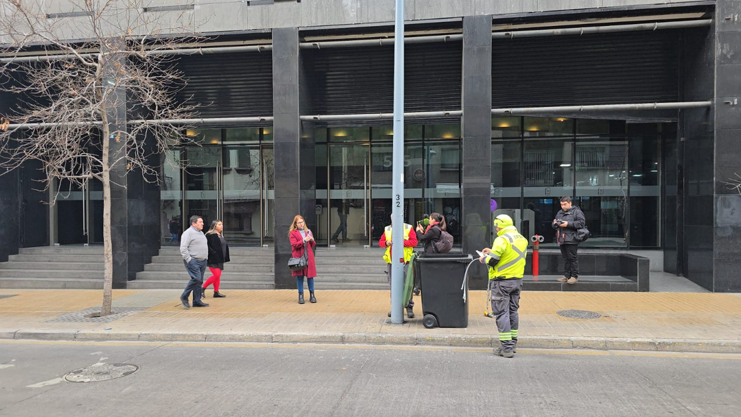 Instalación de nuevos basureros para un barrio más limpio y ordenado.